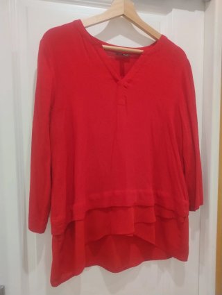 Blusa roja Cortefiel talla M. Con manga francesa.