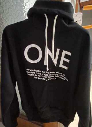 Sudadera Negra con Estampado