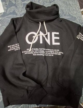 Sudadera Negra con Estampado