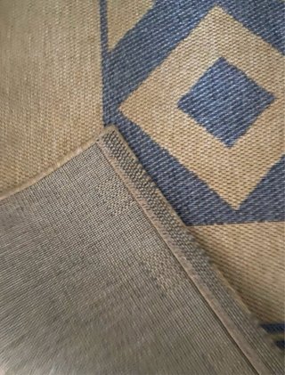 Alfombra sisal beige y azul  diseño geometrico