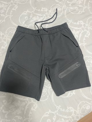 Pantalón corto gris hombre