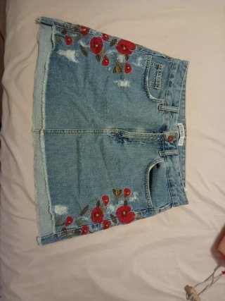 Falda vaquera Zara con flores bordadas