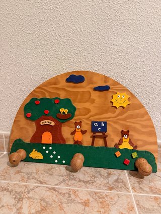 Perchero infantil de madera decorado