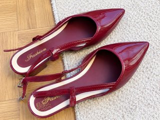 Zapatos de tacón bajo rojos, granate\burdeos