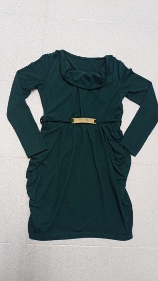 Vestido verde botella con cinturón dorado