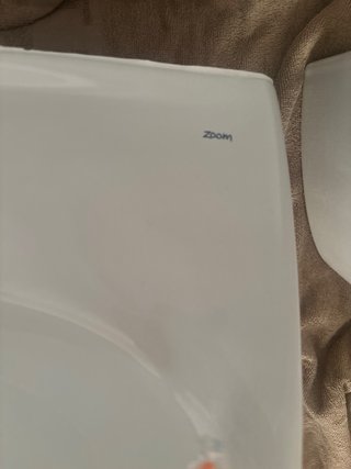 Lavabo de cerámica blanco sin grifo.