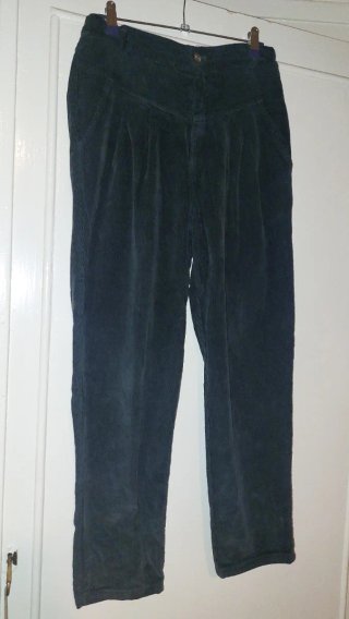 Pantalón Tacatuca gris oscuro. Pana fina.