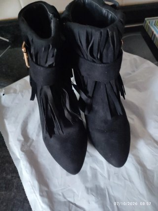 Botines negros con flecos y hebilla
