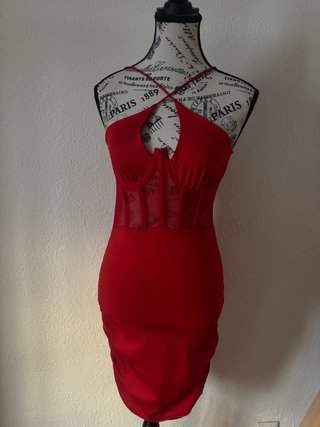 Vestido corto rojo con transparencias