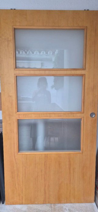 Puerta corredera de madera con cristal