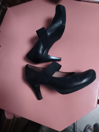 Zapatos de piel negros con tacón
