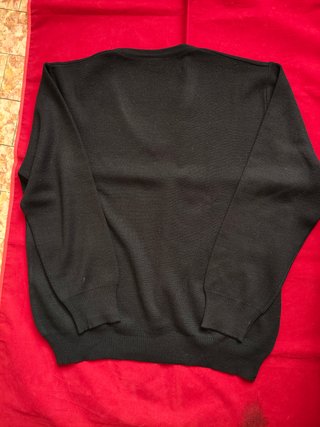Maglia in lana pettinata scollo a V nera