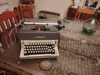 Máquina de escribir Olivetti Línea 98