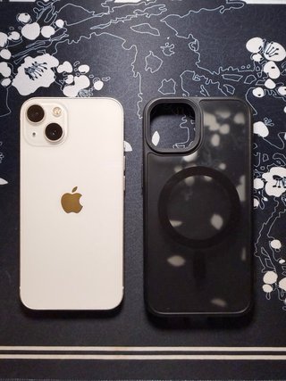 iPhone 13 Blanco con Funda y Cargador
