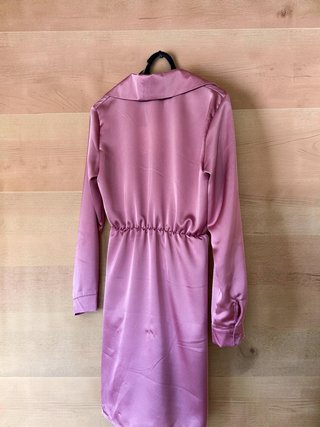 Vestido rosa satinado fruncido
