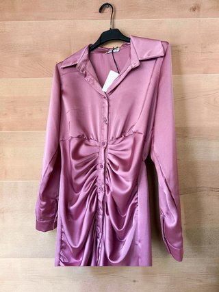 Vestido rosa satinado fruncido