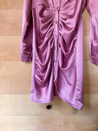Vestido rosa satinado fruncido
