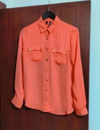 Blusa coral con botones dorados