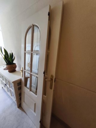Puertas de interior blancas.