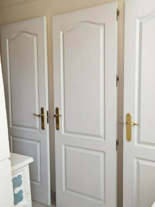 Puertas de interior blancas.