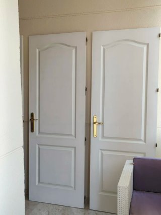 Puertas de interior blancas.