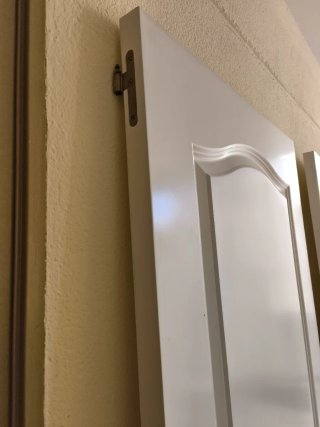 Puertas de interior blancas.