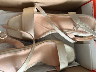Sandalias de cuña Marypaz doradas Talla 41