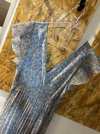 Vestido floral azul con volantes