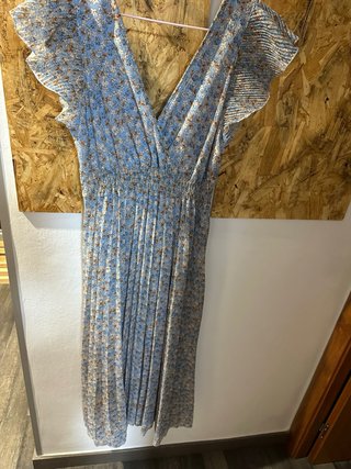 Vestido floral azul con volantes