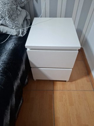 Mesa de noches modelo  de ikea tiene una manchita