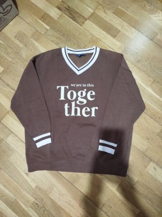 Sudadera Marrón con Estampado