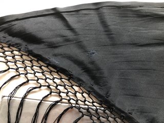 Mantón de pico negro con bordados