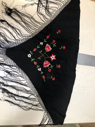 Mantón de pico negro con bordados