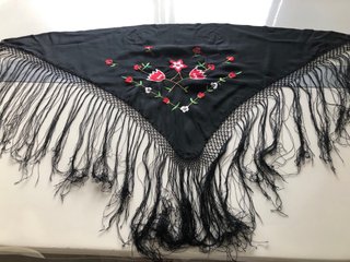 Mantón de pico negro con bordados