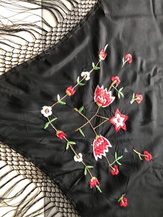 Mantón de pico negro con bordados