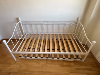 Cama de metal blanca con somier