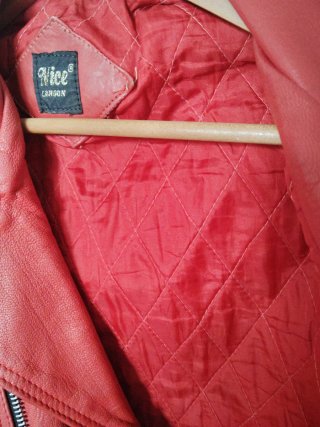 Cazadora de cuero roja estilo biker