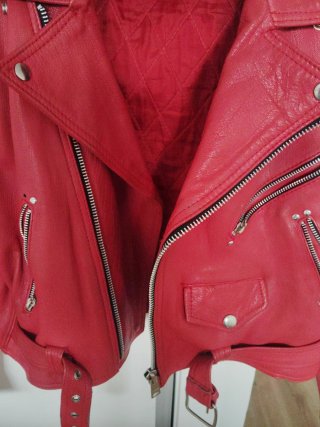 Cazadora de cuero roja estilo biker