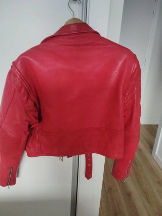 Cazadora de cuero roja estilo biker