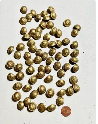 Pequeños botones dorados vintage