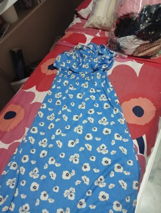 Vestido largo azul con flores blancas