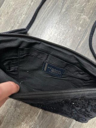 Bolso negro con abalorios y flecos