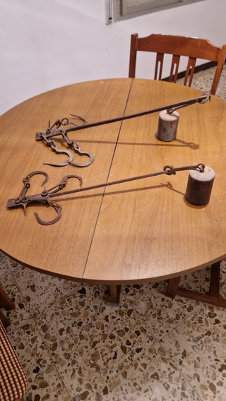 Pareja de balanzas romanas antiguas de hierro