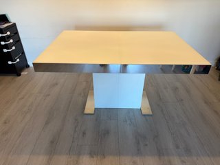 Mesa extensible plateada y blanca