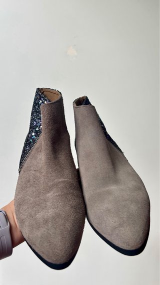Botines grises efecto ante con purpurina morada