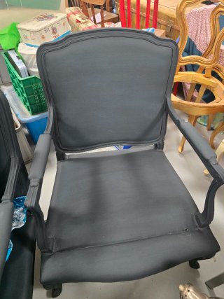 Dos sillones negros con cojines azules