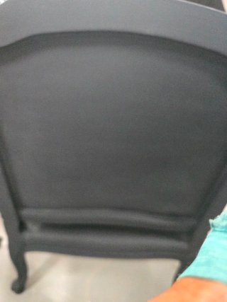 Dos sillones negros con cojines azules