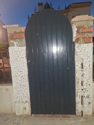 Cancelas y puerta de hierro
