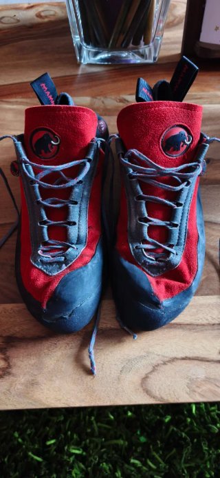 Zapatillas de escalada Mammut rojas y negras