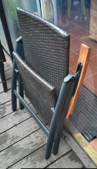 Sedia pieghevole da esterno in alluminio, vimini e legno